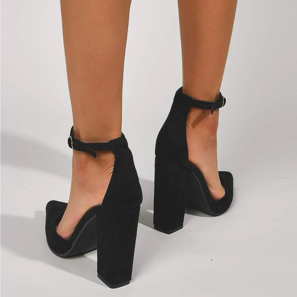 Black shoes never wore don’t fit